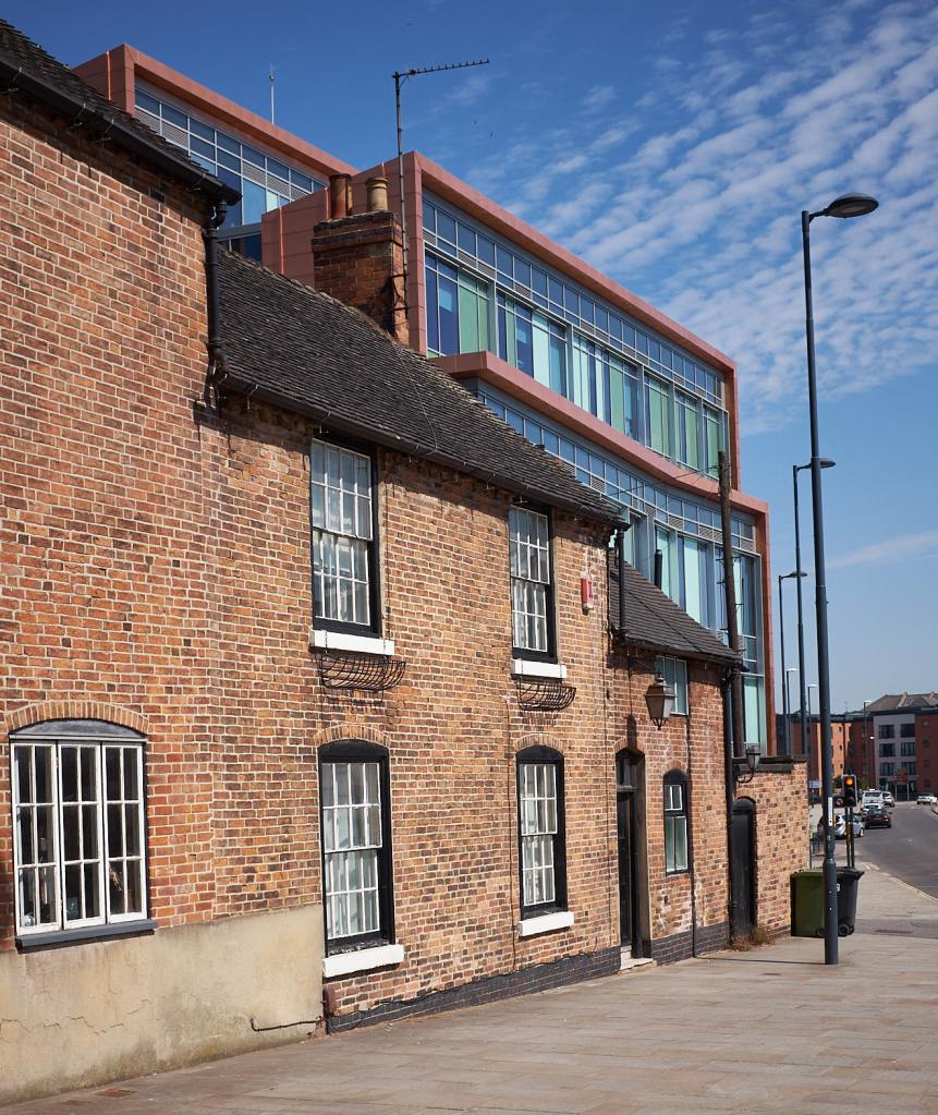 It would be hard to imagine a greater complementarity between two buildings built several centuries apart.