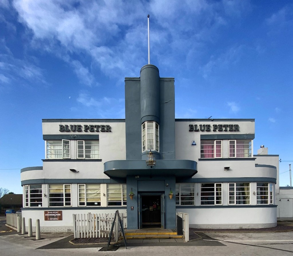 One of three pubs built by local brewer Offilers in the Moderne (I'd say) style of the 1930s. It is not listed.
